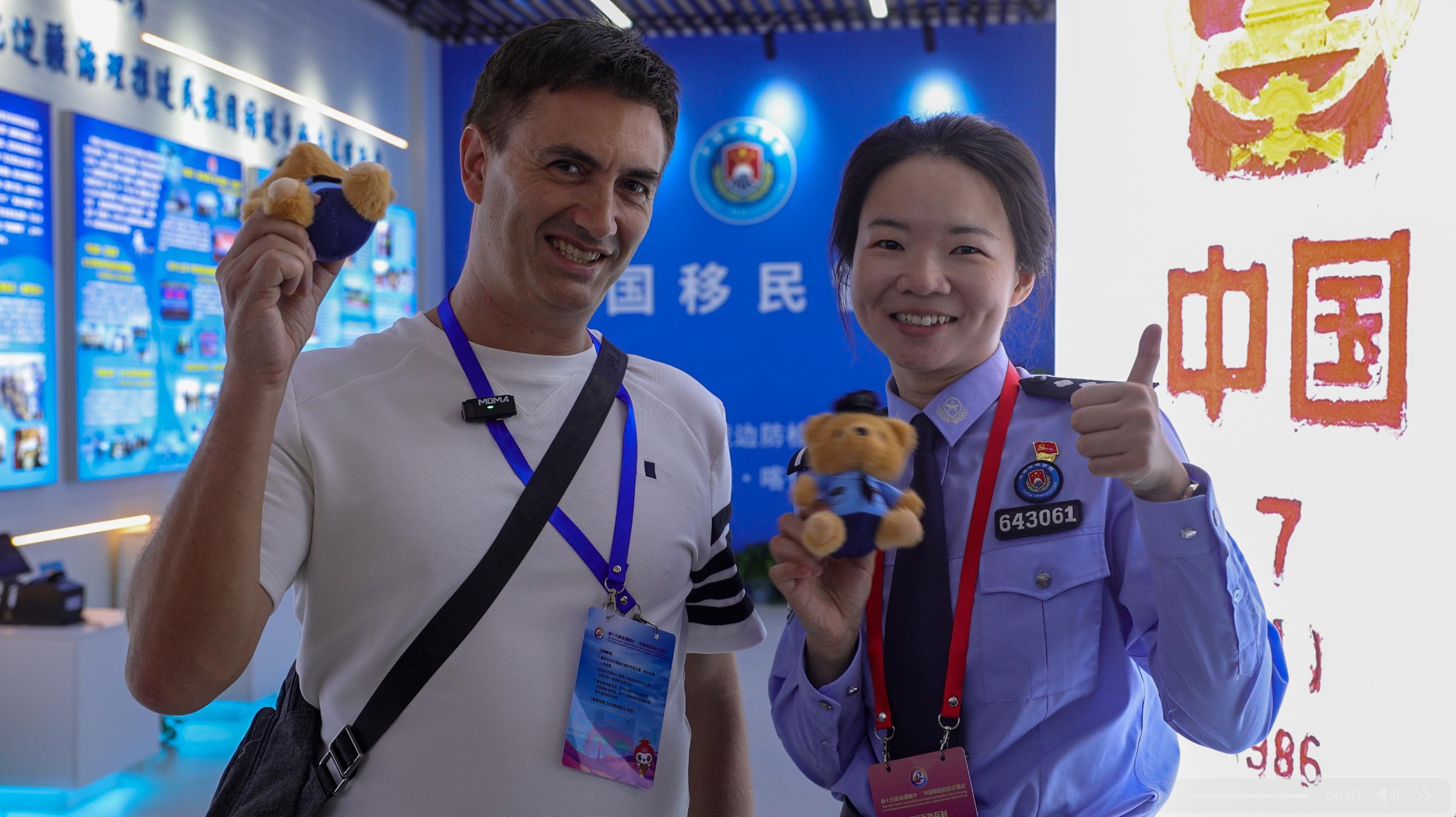 移民管理服務(wù)首次亮相喀交會，獲外商點贊！